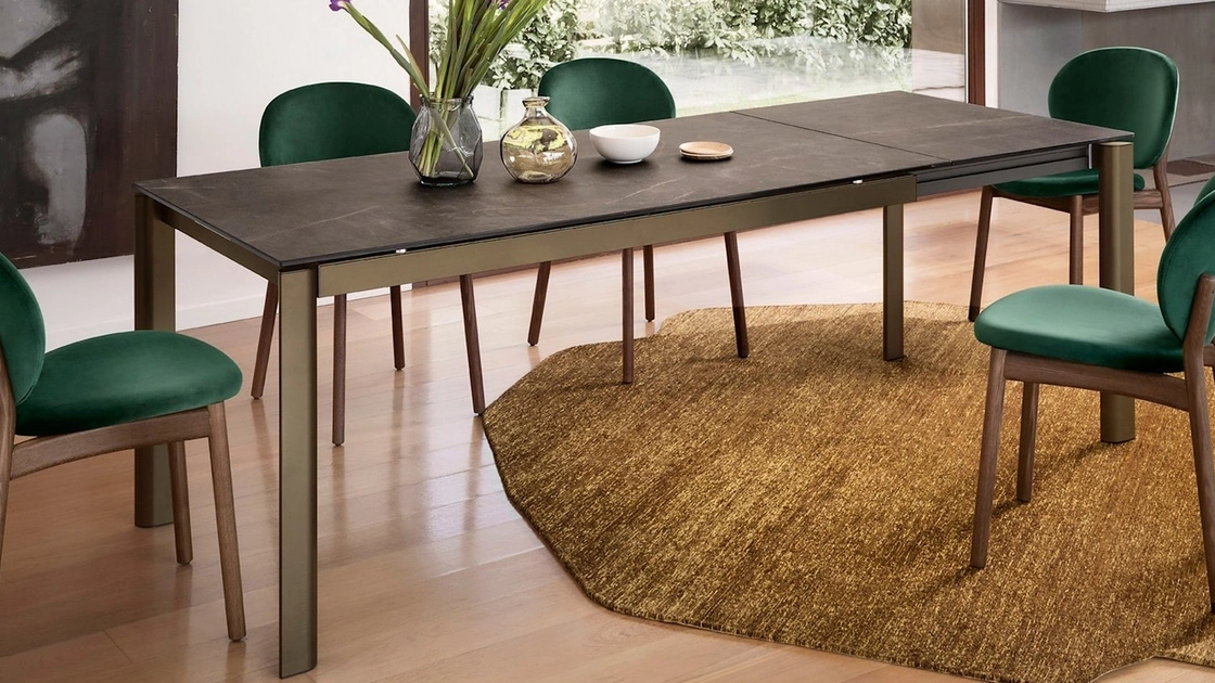 Tavolo allungabile con piano in ceramica effetto bronzo e gambe in alluminio Stream di Calligaris