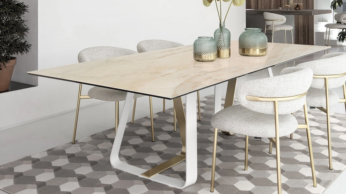 Tavolo rettangolare Sunshine con piano in ceramica e base in metallo di Calligaris