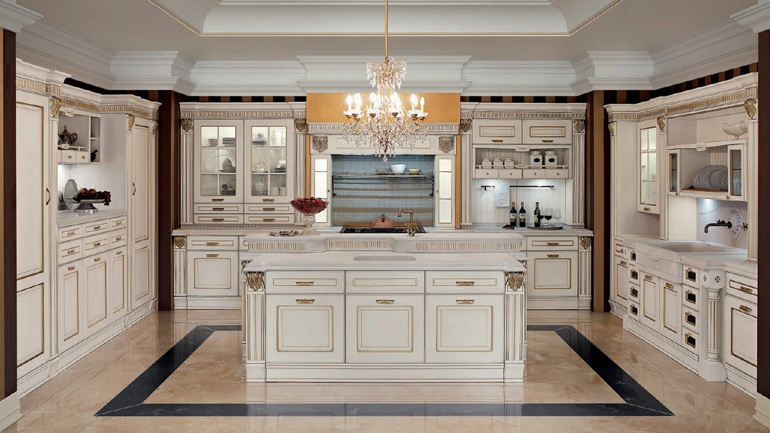 Cucina Classica con isola Imperial Emotion in patinato Bianco Canapa con decorazione in oro di Aran
