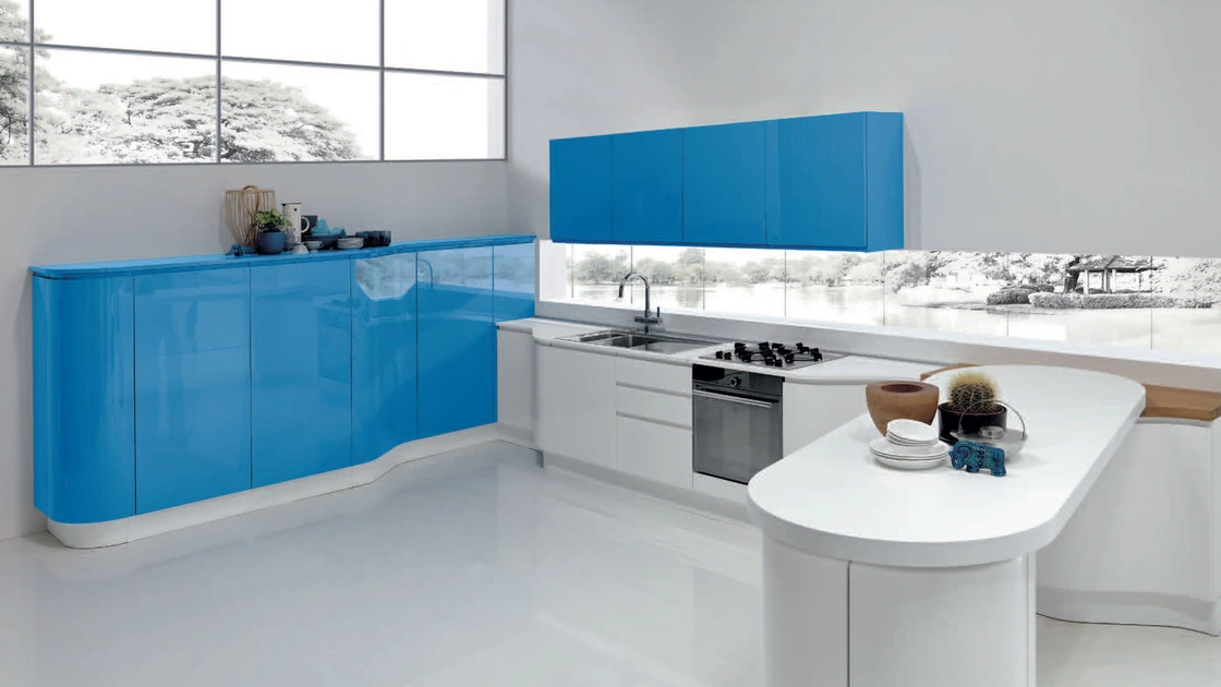 Cucina Design angolare con penisola Masca in laccato Blu e Bianco lucido di Aran