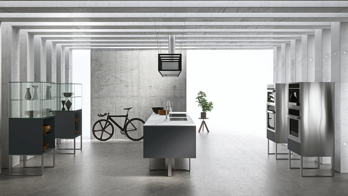 Cucina Design con isola Sipario in Fenix Grigio Bromo con top in laminam Calacatta di Aran