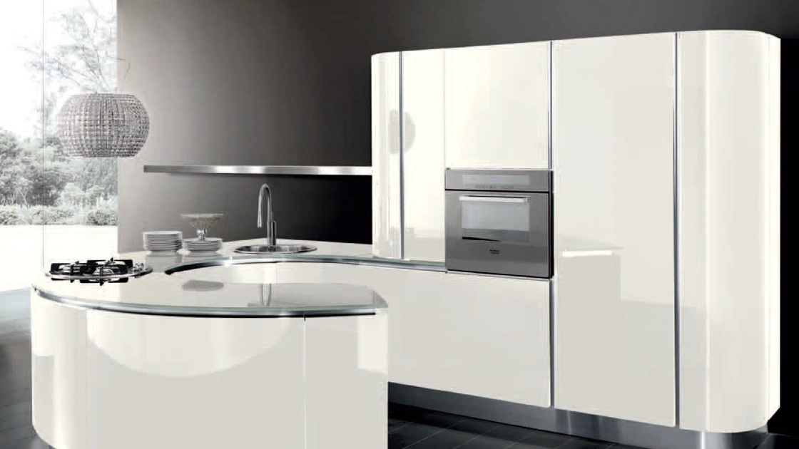 Cucina Design con penisola a semicerchio Volare in laccato lucido Bianco puro e top in vetro Bianco di Aran