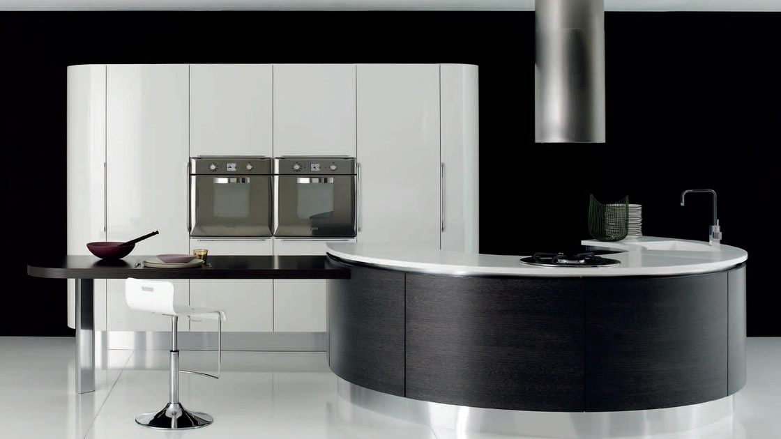 Cucina Design Volare a isola semicircolare in Rovere Grafite e laccato Bianco lucido di Aran