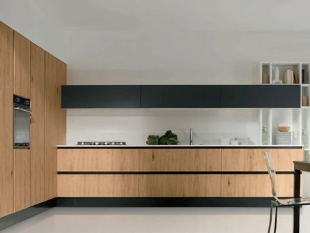 Cucina Design angolare Volare in Rovere naturale nodato e top Bianco di Aran