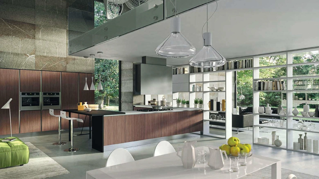 Cucina Moderna con penisola Bijou in Noce mondolé e Vetro bianco opaco di Aran